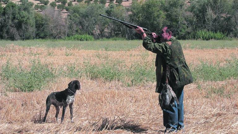 Acuerdo con la Junta que aplauden 6.000 cazadores