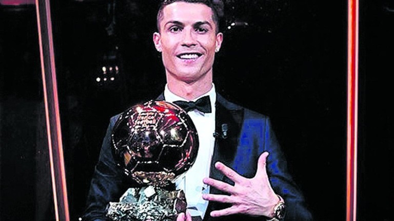 Cristiano consigue el quinto Balón de Oro e iguala a Messi