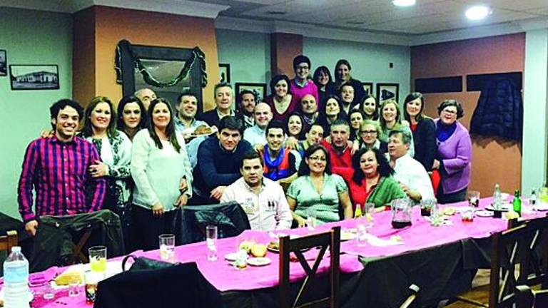 Amigos lo celebran en La Cantina