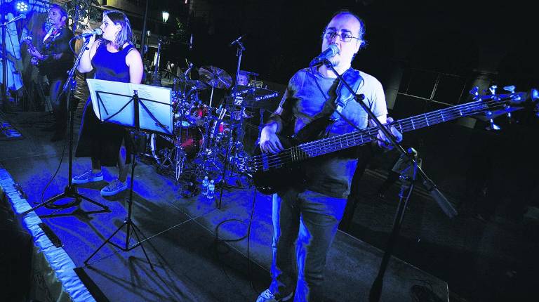 <span style=text-transform:uppercase>exhibición</span><i>. Los miembros de Sullivan’s, durante su recital en la Plaza Deán Mazas.</i>