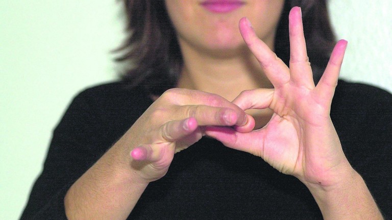 Lesi, un “traductor” de lengua de signos que rompe barreras