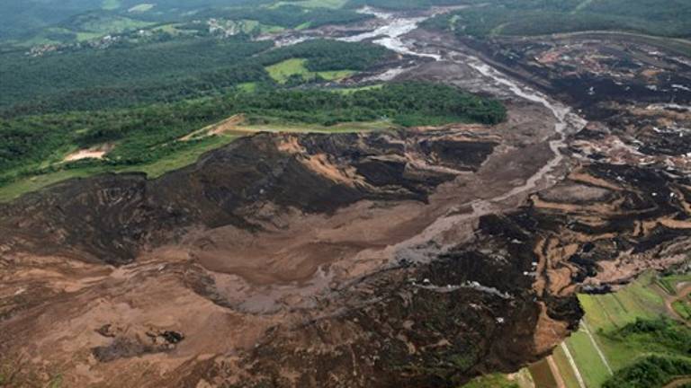 Ya son 34 los muertos tras la rotura de una presa minera en Brasil