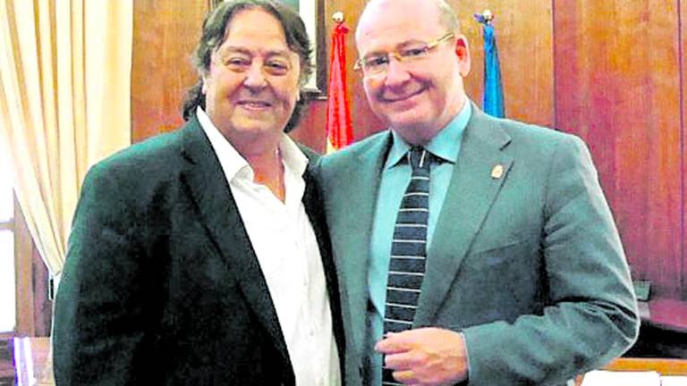 “Para mí es un honor entregarle este título”
