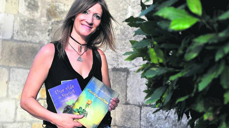 TRABAJADORA. <i> Luisa María Toledano posa con los dos títulos que ha publicado.</i>