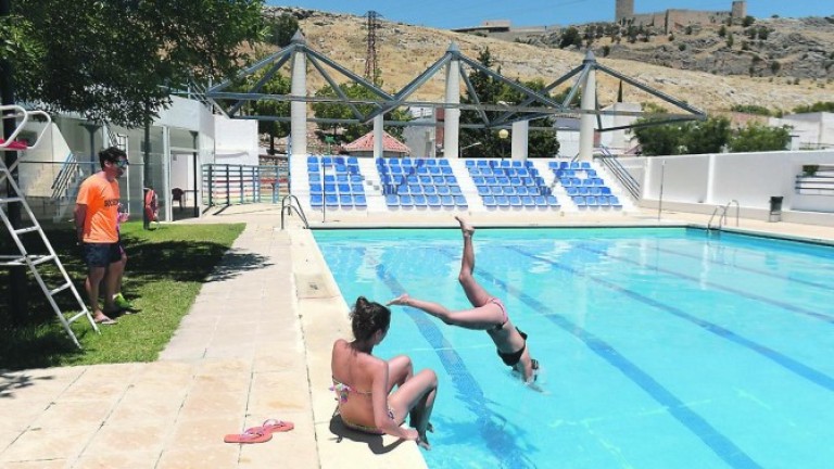 La Junta controla el estado y la calidad de las aguas en 445 piscinas