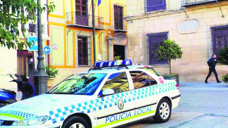 La Policía Local vigila el estado de los automóviles