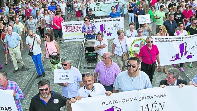 ‘Jaén Merece Más’ entrega al Rey un dossier con incumplimientos a la ciudad
