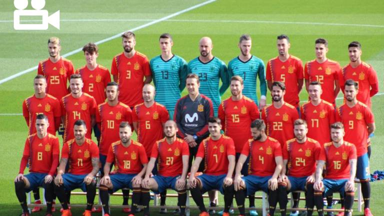 La selección posa con la polémica camiseta del Mundial