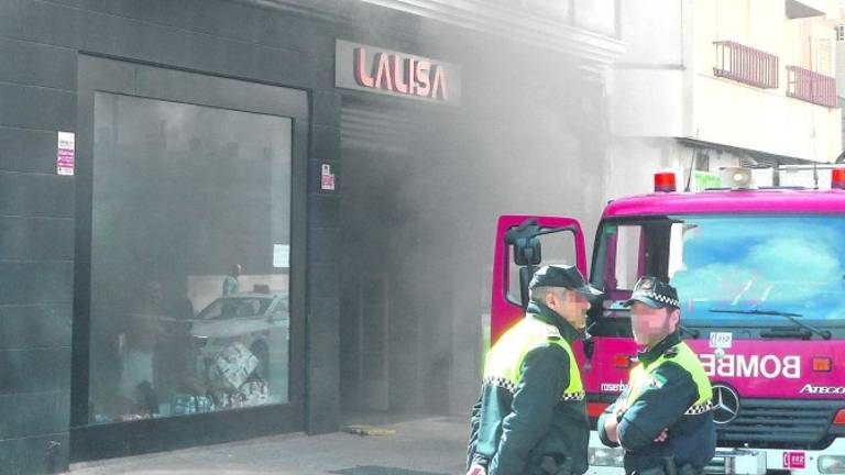 Un policía nacional libre de servicio rescata a un hombre de un incendio