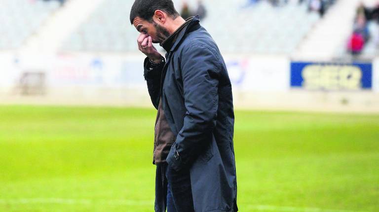 <span style=text-transform:uppercase>RESIGNACIÓN</span><i>. El entrenador del Real Jaén realiza un gesto en el partido con el CD Ejido 2012 en La Victoria.</i>
