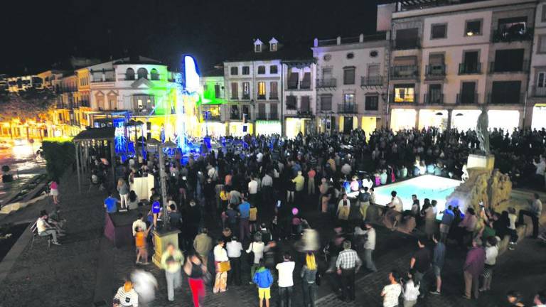 La tercera edición de Shopping Night une comercio y cultura