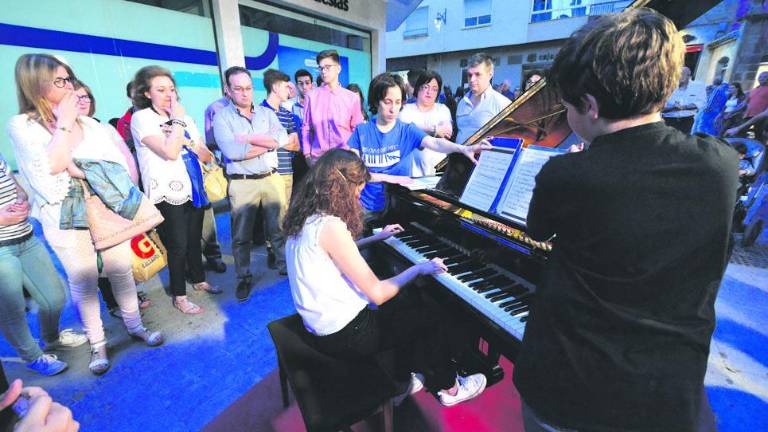 La tercera edición de Shopping Night une comercio y cultura