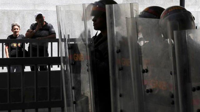 Se mantiene la “toma militar” del Parlamento venezolano