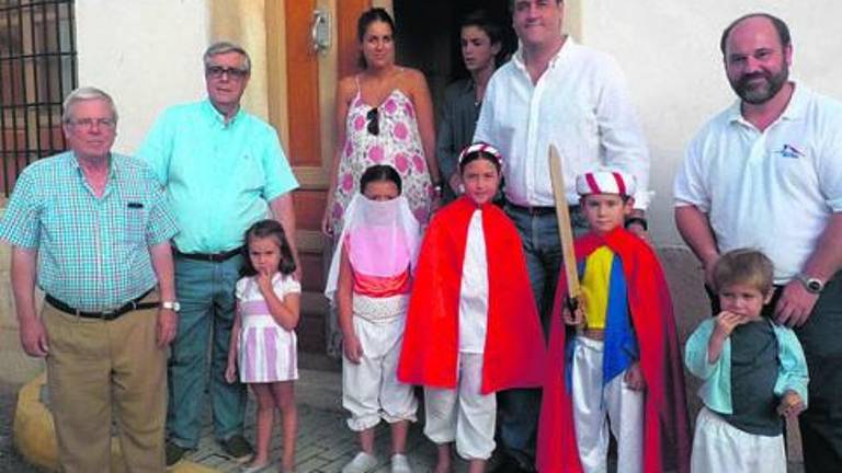 Moros y cristianos pugnan por la bella Virgen del Rosario