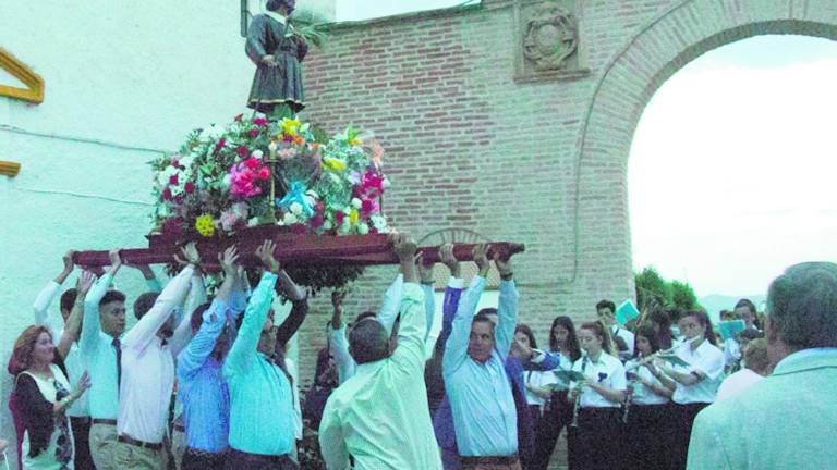 “El Labrador” se alza ante las miradas de sus fieles