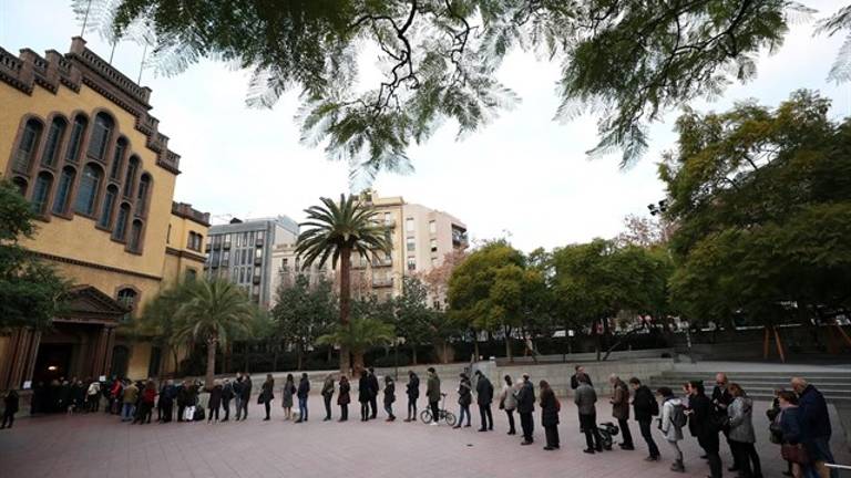 Largas colas para votar en una jornada histórica en Cataluña