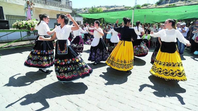 Vivas a la Virgen del Rosario entre jotas y cuerva