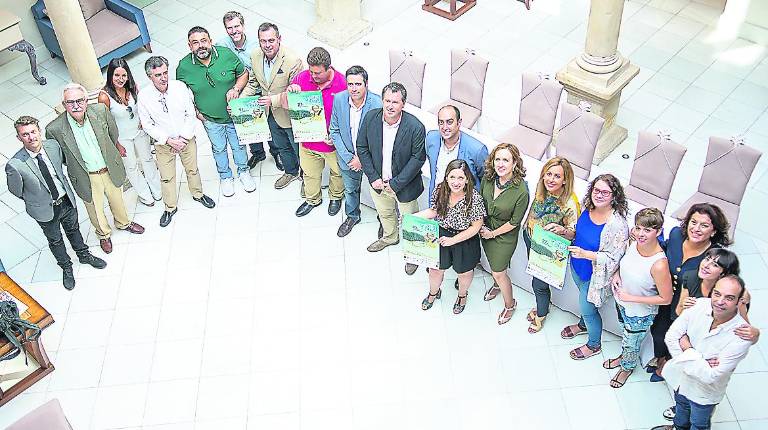 <span style=text-transform:uppercase>aove</span><i>. Pedro Bruno y Javier Gámez, junto a patrocinadores de las jornadas “Virgen Extra. Patrimonio Saludable”.</i>