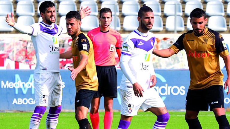 El Real Jaén gana al paso que le marca Santi Villa