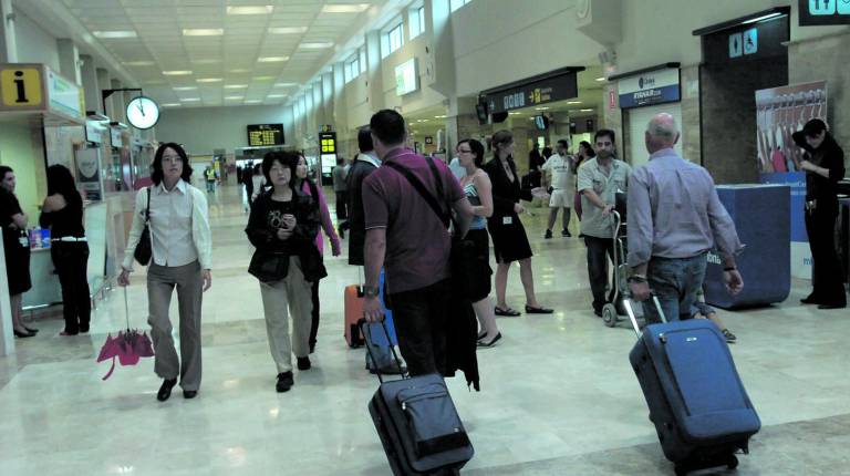 ACTIVIDAD. <i>Usuarios del Aeropuerto Federico García Lorca Granada-Jaén, en una imagen de archivo.</i>