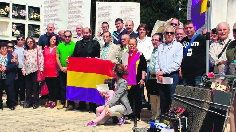 Homenaje en el cementerio como clausura de Abril Republicano