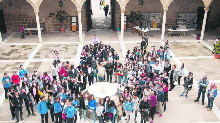 <span style=text-transform:uppercase>INVESTIGACIÓN</span><i>. Alumnos participantes en el I Congreso Científico Escolar de la cultura del olivar y del aceite”. </i>