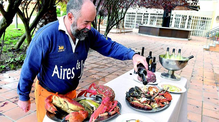<span style=text-transform:uppercase>GASTRONOMÍA</span><i>. Alfonso Díaz, coordinador de las jornadas presenta algunos de los platos a degustar.</i>