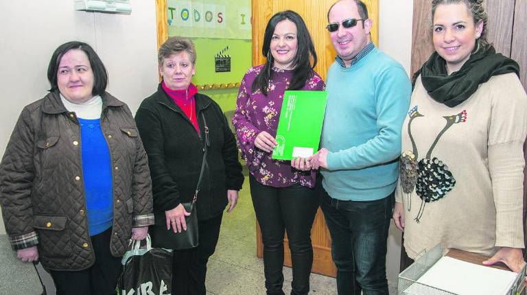 <span style=text-transform:uppercase>VOLUNTARIADO</span><i>. Ana Delia Estrada y Natalia Pérez, junto al presidente y miembros del colectivo “Tréboles”.</i>