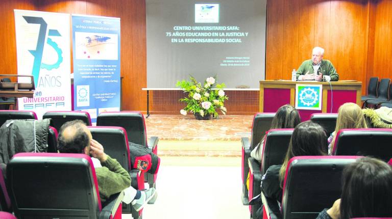 <span style=text-transform:uppercase>EDUCACIÓN</span><i>. Antonio Almagro durante la conferencia ofrecida en el Aula Magna de Safa.</i>