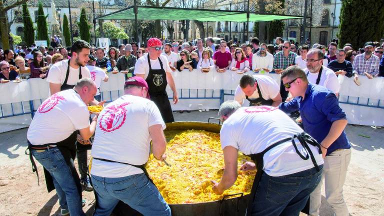 Éxito de público en la II edición de la paella gigante solidaria