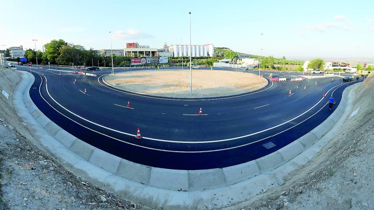 La nueva rotonda de la Carretera de Córdoba, lista para su uso