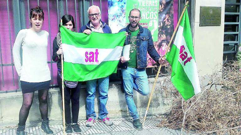 El SAT protesta por la poda de los olivos del “Cerro Libertad”