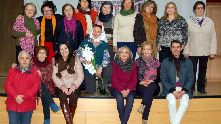 ARTISTAS. <i> </i><i>El corresponsal de Diario JAÉN en Pozo Alcón, Luis Gámez, con la Escuela Municipal de Teatro “Sierra del </i><i>Pozo”.</i>