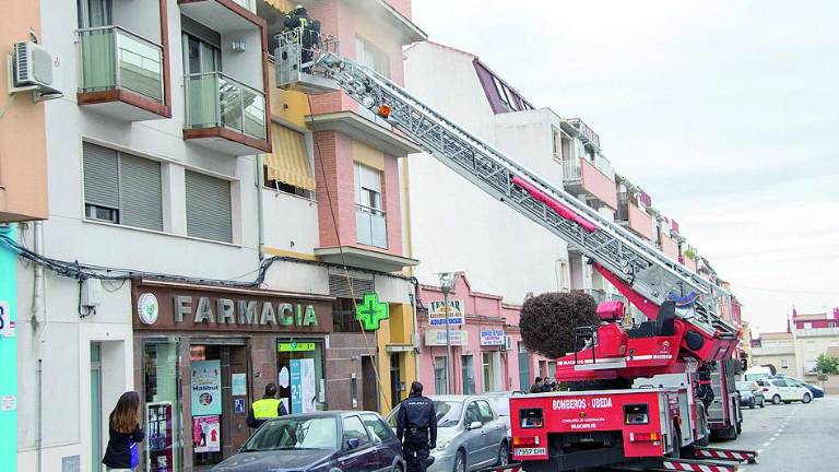 Los bomberos intervienen en un incendio en la calle Blas Infante