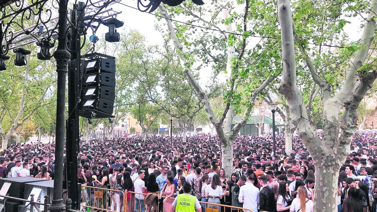 Cientos de jóvenes acuden a la popular Fiesta de la Primavera