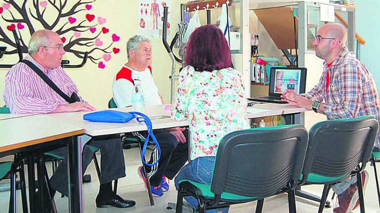 Una charla informativa para fomentar el acogimiento familiar