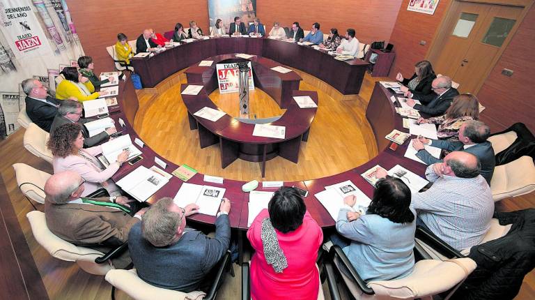 <i>El Jurado de los Premios Jiennenses del Año 2017 delibera en torno a los candidatos propuestos para los galardones de la trigésimo tercera edición, en las instalaciones de la Ifeja.</i>