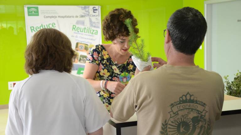 Pacientes infantiles plantan seis árboles con motivo del “Día del Medio Ambiente”