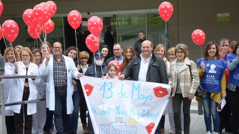 Lanzamiento simbólico de besos y globos para celebrar el Día del Niño Hospitalizado