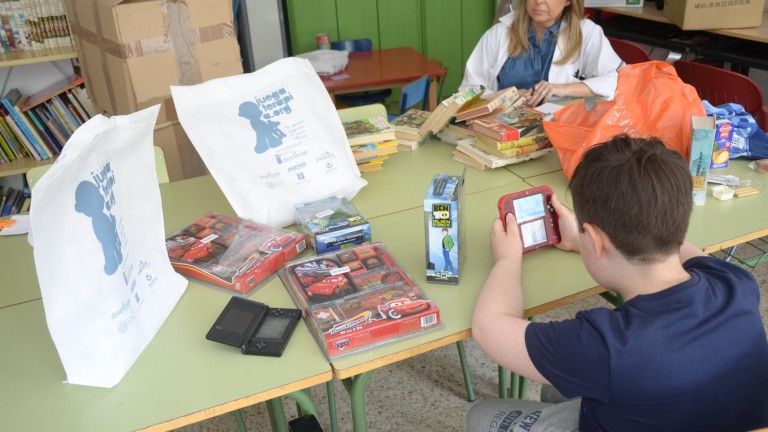 Los menores ingresados en Jaén disfrutan de consolas donadas
