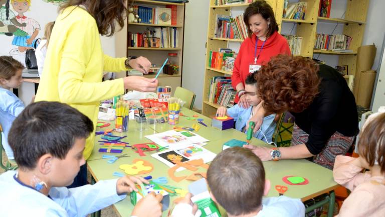 Talleres de manualidades para los pacientes del Hospital Materno-Infantil de Jaén