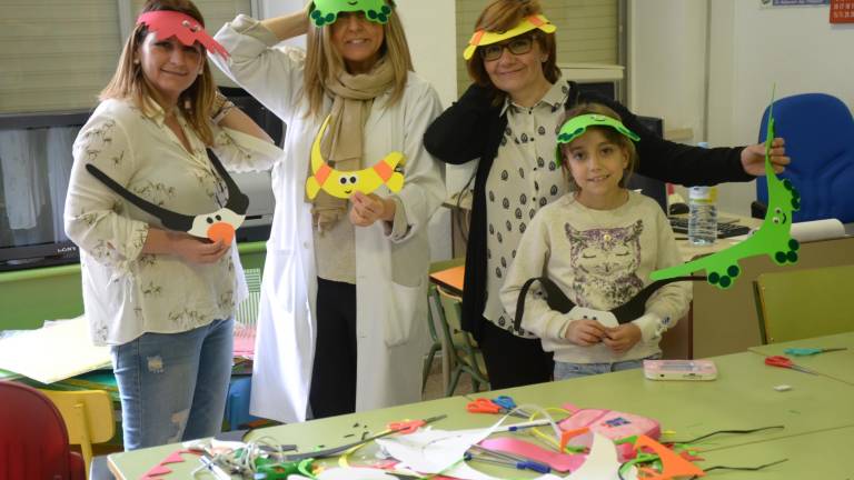 Talleres de manualidades para los pacientes del Hospital Materno-Infantil de Jaén