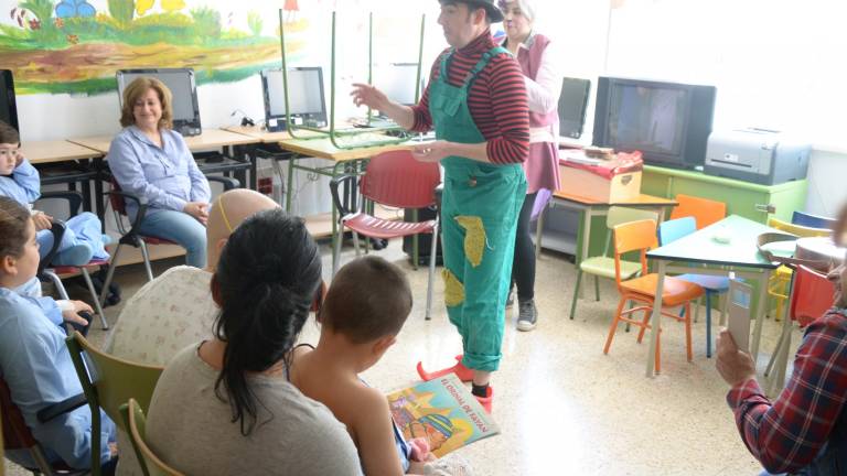 Los niños ingresados en el Materno-Infantil celebran el Día del Libro