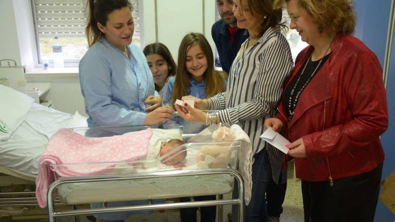 Aceituna de plata para los 11 nacidos el Día de Andalucía