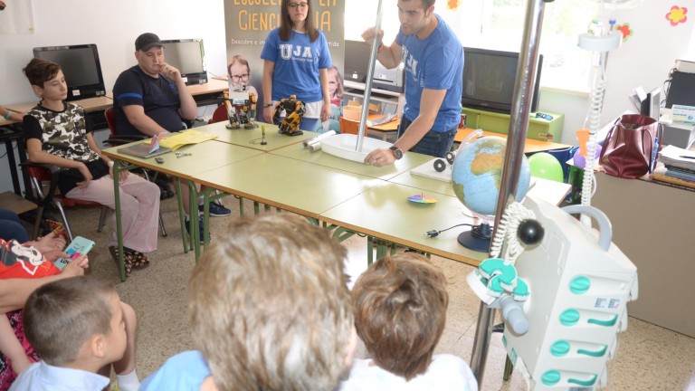 Los pacientes infantiles del Hospital disfrutan de un taller de ingeniería de la UJA