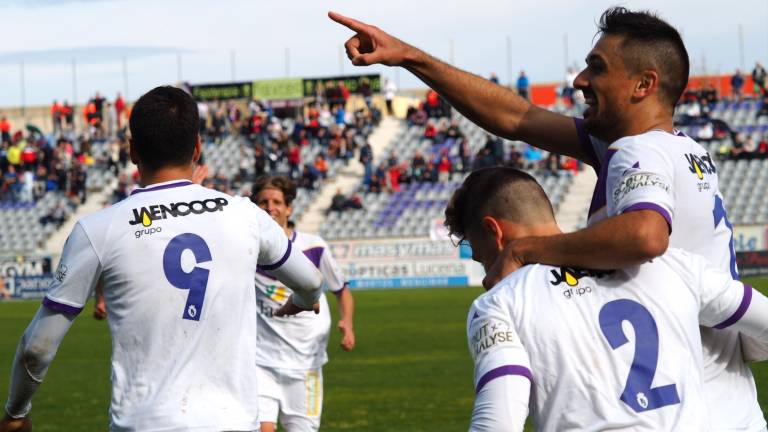 Triunfo del Real Jaén con tres tantos de Santi Villa (4-2)