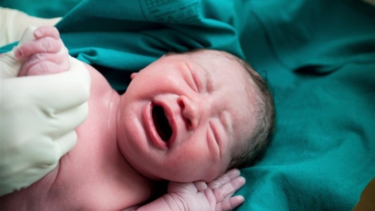 El primer bebé andaluz del 2018 nace en Granada y se llama Izan