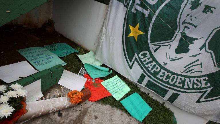 Banderas, flores y mensajes tras el accidente aéreo