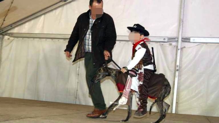 Fuerte polémica por la imagen de un niño de Lopera subido en una galga