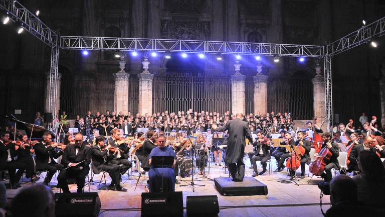 El “Carmina burana” suena magnífico ante la Catedral